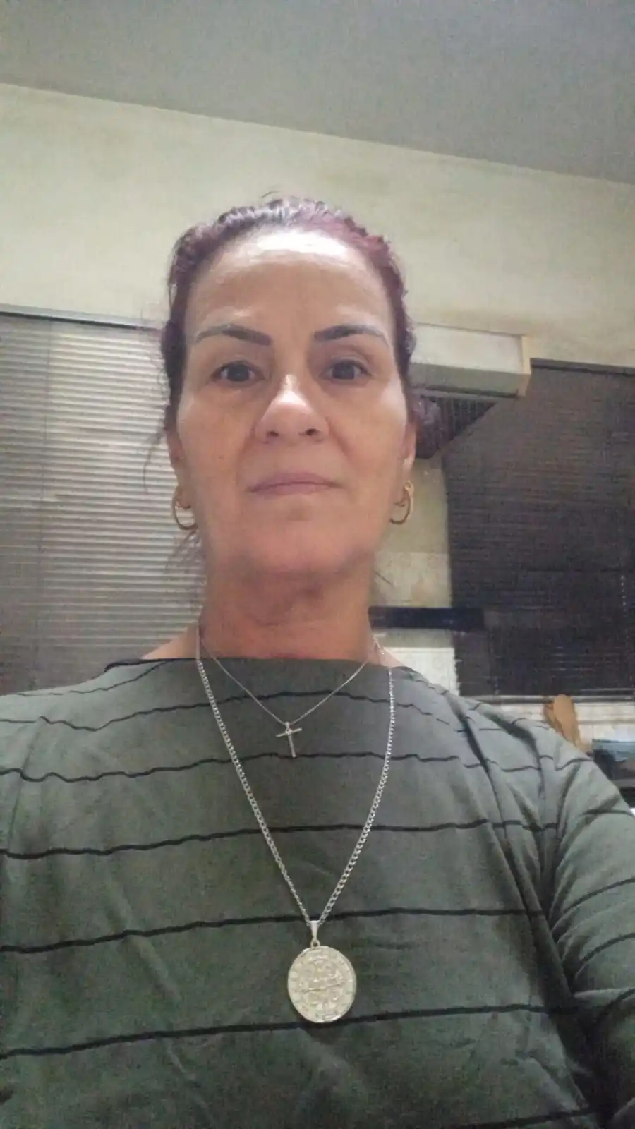 Luciana com colar de São Bento