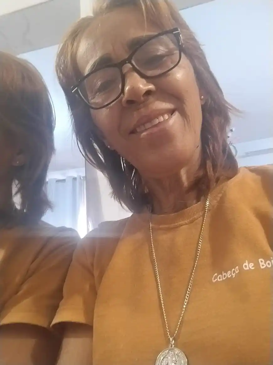 Débora com colar de São Bento